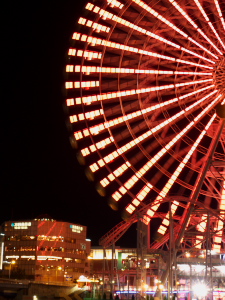 夜空に輝く観覧車は宝石のよう。